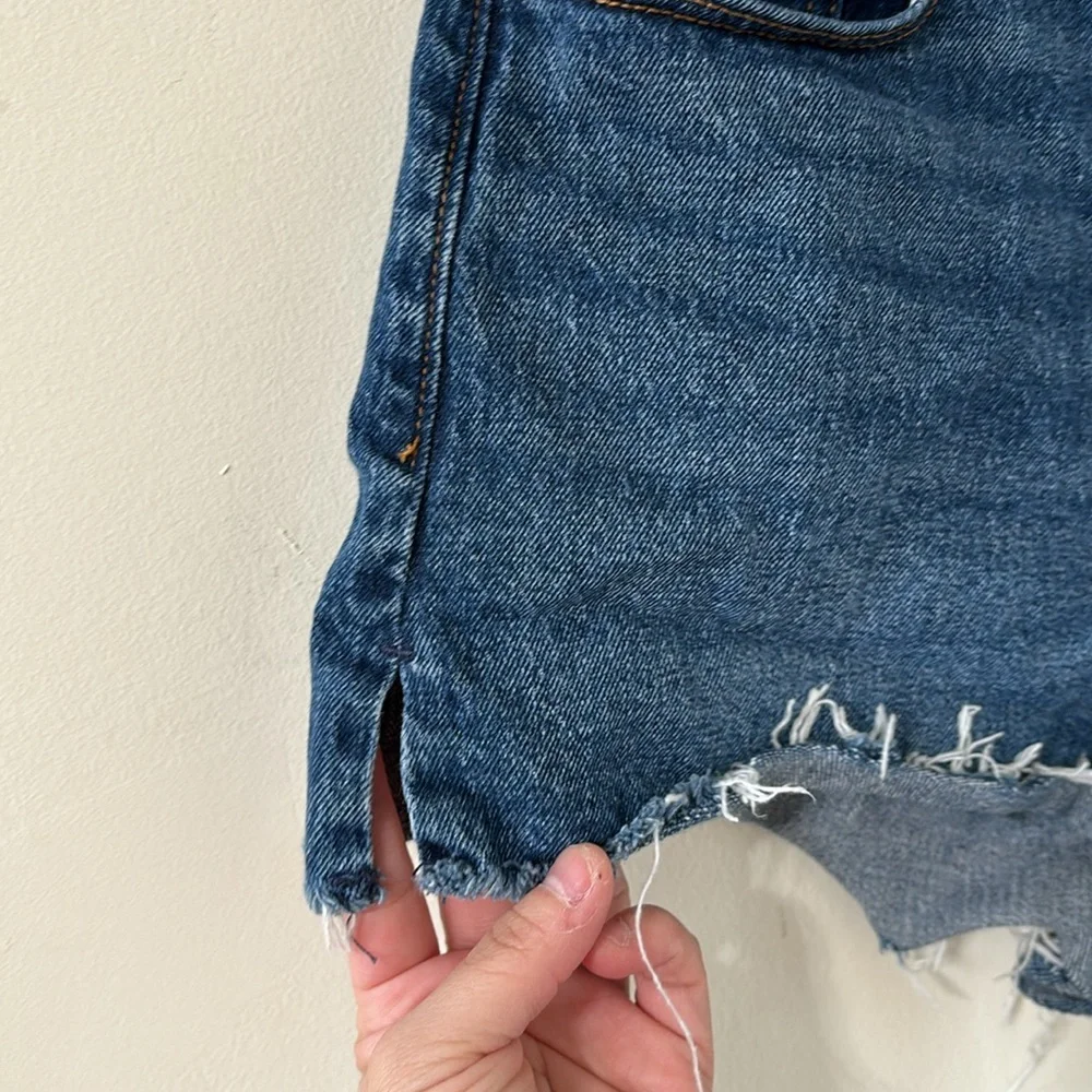Abercrombie & Fitch The Mom Short High Rise Dark Wash Size 28 - Picture 3 of 7